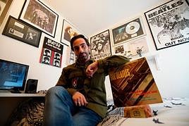 José Ángel Martín en la habitación dedicada a la colección de objetos relacionados con los Beatles. fotos: laya