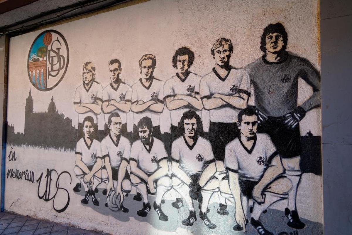 Mural dedicado a la UDS en el barrio del Oeste con un once formado por D’Alessandro, Dámaso, Abilio, Rezza, Alves, Robi, Pedraza, Barbará, Giovanella, Pauleta y Quique Martín. LAYA