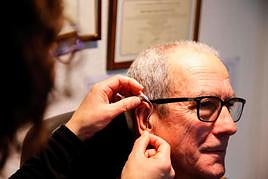 Agustín Minguela, paciente de Anaya Ópticos durante una consulta auditiva.