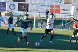 Toti, en un lance del encuentro entre el Guijuelo y el Rayo Cantabria.