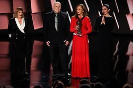 Carmen Maura y la familia de Carlos Saura, en la entrega de los Goya