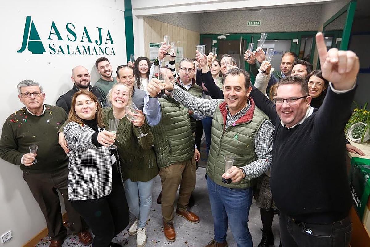 Celebración de la victoria de ASAJA Salamanca en las elecciones agrarias en su sede de la capital.