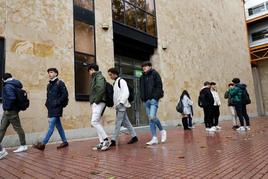 Estudiantes por el Campus Miguel de Unamuno de la Universidad de Salamanca