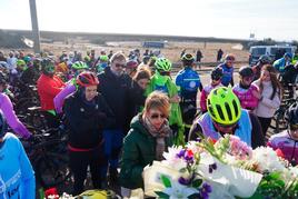 Los aficionados al ciclismo salmantinos colocaron ramos de flores en el lugar del atropello