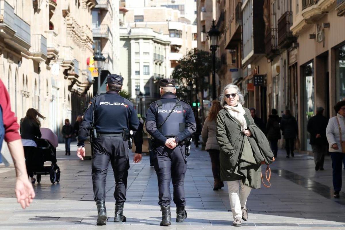 Dos agentes de la Policía Nacional en la calle Toro de Salamanca.