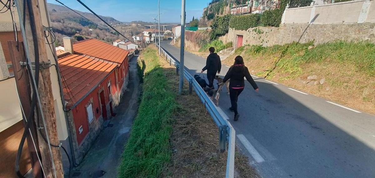 Terraplén ubicado frente a las viviendas de un grupo de vecinos en la carretera de Aldeacipreste en Béjar