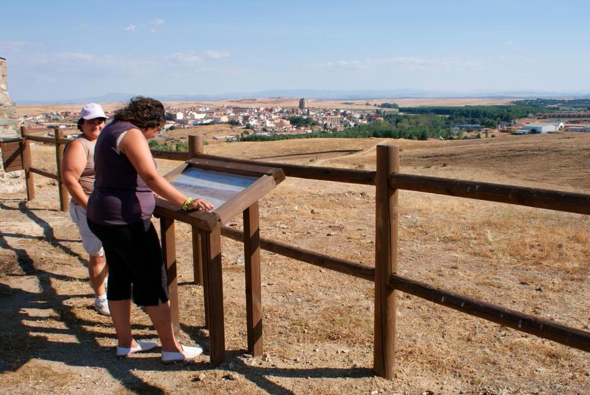 Dos usuarias en verano en el actual mirador sobre Alba de la ermita de la Virgen de Otero.