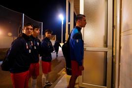 Los jugadores de Vitigudino accediendo al vestuario para jugar tras uno de sus viajes.