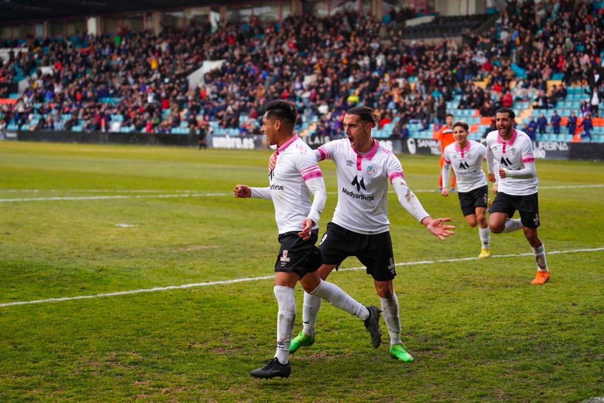 Gustavo celebra su gol ante La Virgen del Camino con sus compañeros.