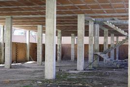 El interior del edificio de la plaza de la Valmuza, lleno de escombros y basura