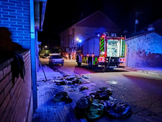 Una dotación de los bomberos de la Diputación, junto a la vivienda afectada.