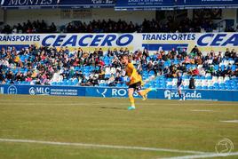 Christian Santos saltando a Linarejos en el choque del pasado domingo, donde anotó dos goles