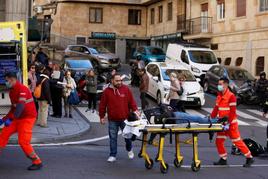 El motorista herido siendo trasladado a la ambulancia