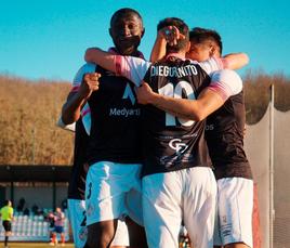 Piña de los jugadores del Salamanca UDS celebrando uno de los goles.