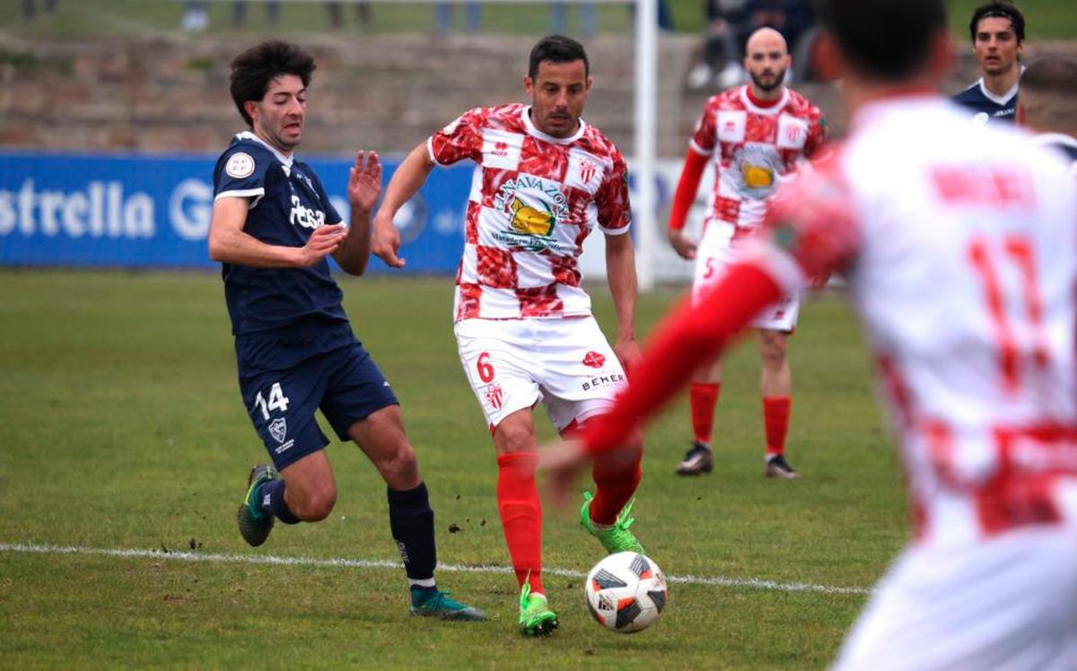 Carlos Rubén, con el balón controlado ante un jugador del Marino