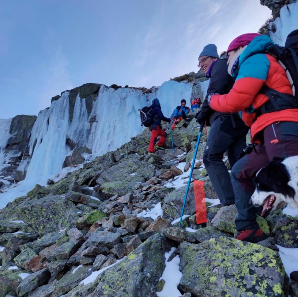 Aficionados a la montaña en Los Canalizos para ver las cascadas de hielo