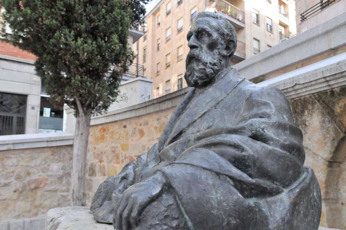 Estatua en honor al compositor, violinista y director de orquesta Tomás Bretón en Salamanca