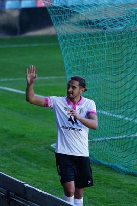Gabri Salazar saluda a la afición del Salamanca en el estadio Helmántico.