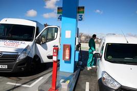 Un transportista carga combustible en una gasolinera salmantina