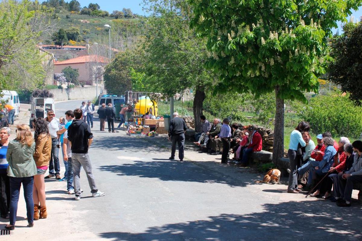 Vecinos de Molinillo días posteriores al terremoto de 2013.