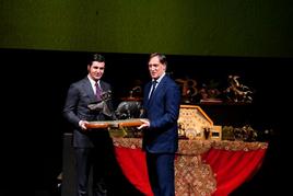 José Antonio Morante recoge uno de sus premios de manos de Carlos García Carbayo.