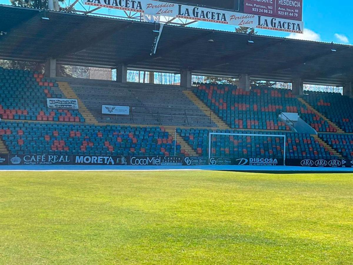 Estado del Fondo Sur del estadio este viernes: nieve congelada de una banda a la otra.