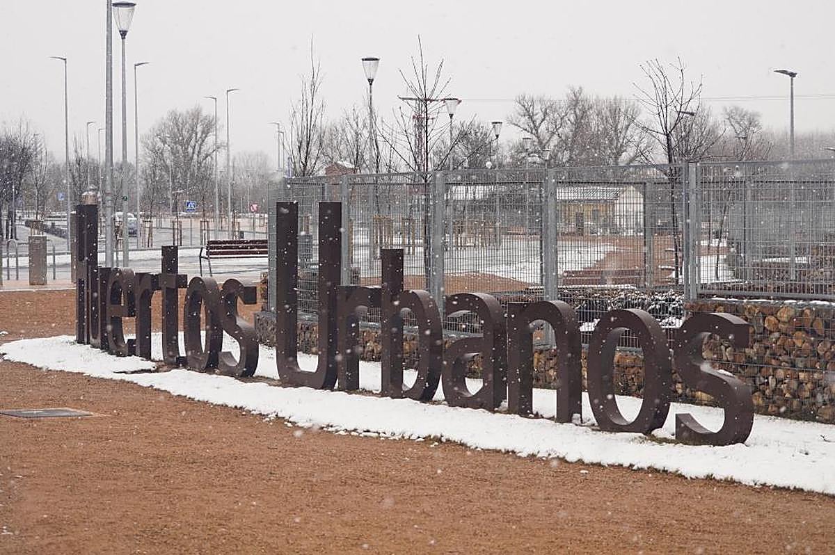 Acceso principal a la zona de huertos urbanos, el pasado jueves cubierto de nieve.