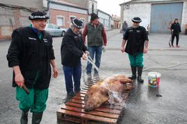 Lavado después del chamuscado y raspado del cerdo.