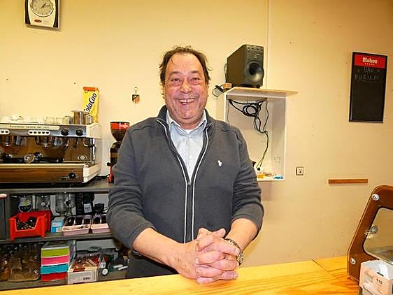 Juan Carlos Pérez en el bar municipal de Cantaracillo al que puso el nombre de Boriles, que es el mote por el que conocían a su padre. J.H.