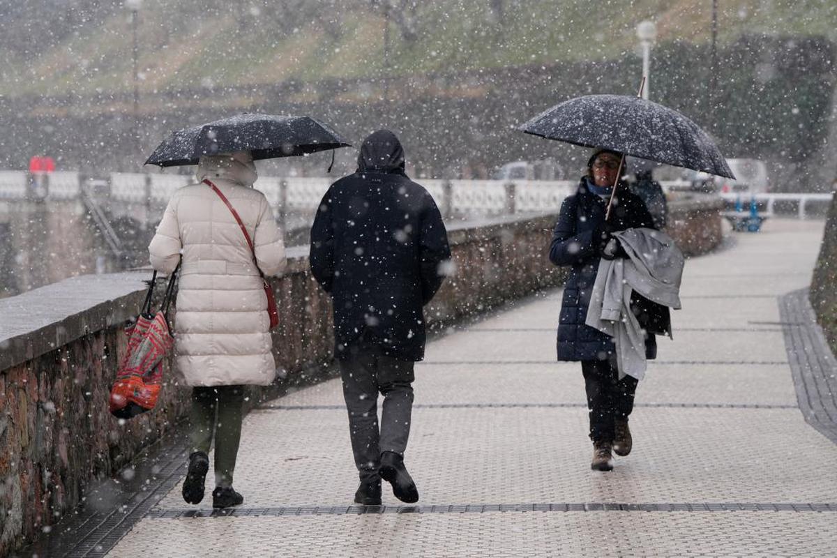 Varias personas caminan bajo la nevada caída la pasada semana.