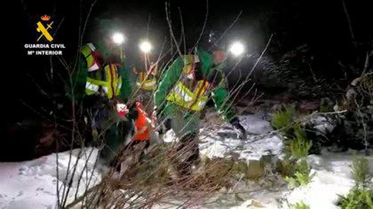 Efectivos de la Guardia Civil en plena montaña.