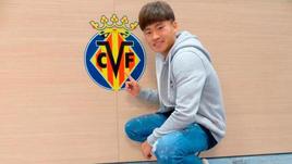 June-hyuk Ahn posa junto al escudo del Villarreal.