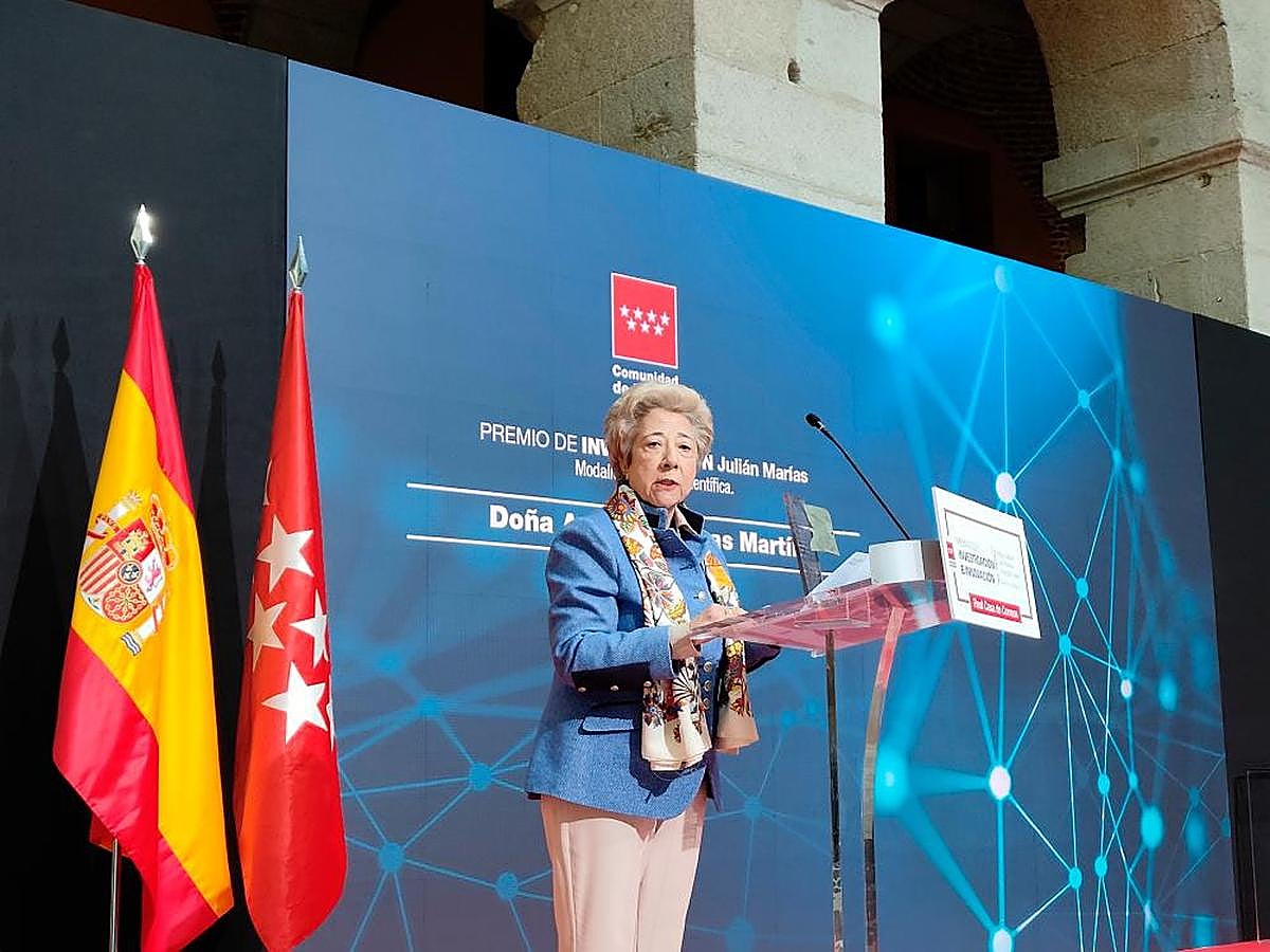 La catedrática salmantina Araceli Mangas, tras recoger el premio