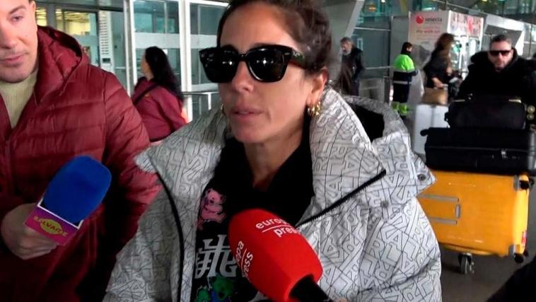 Anabel Pantoja, descolocada, en su llegada a Madrid tras su gira americana.