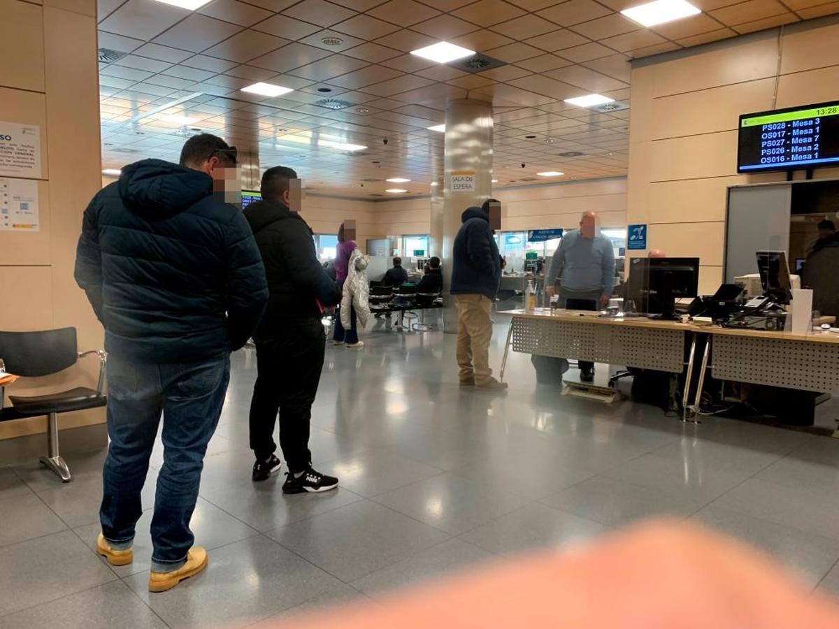 Ciudadanos esperando a ser atendidos en el Centro de Atención e Información de la Seguridad Social