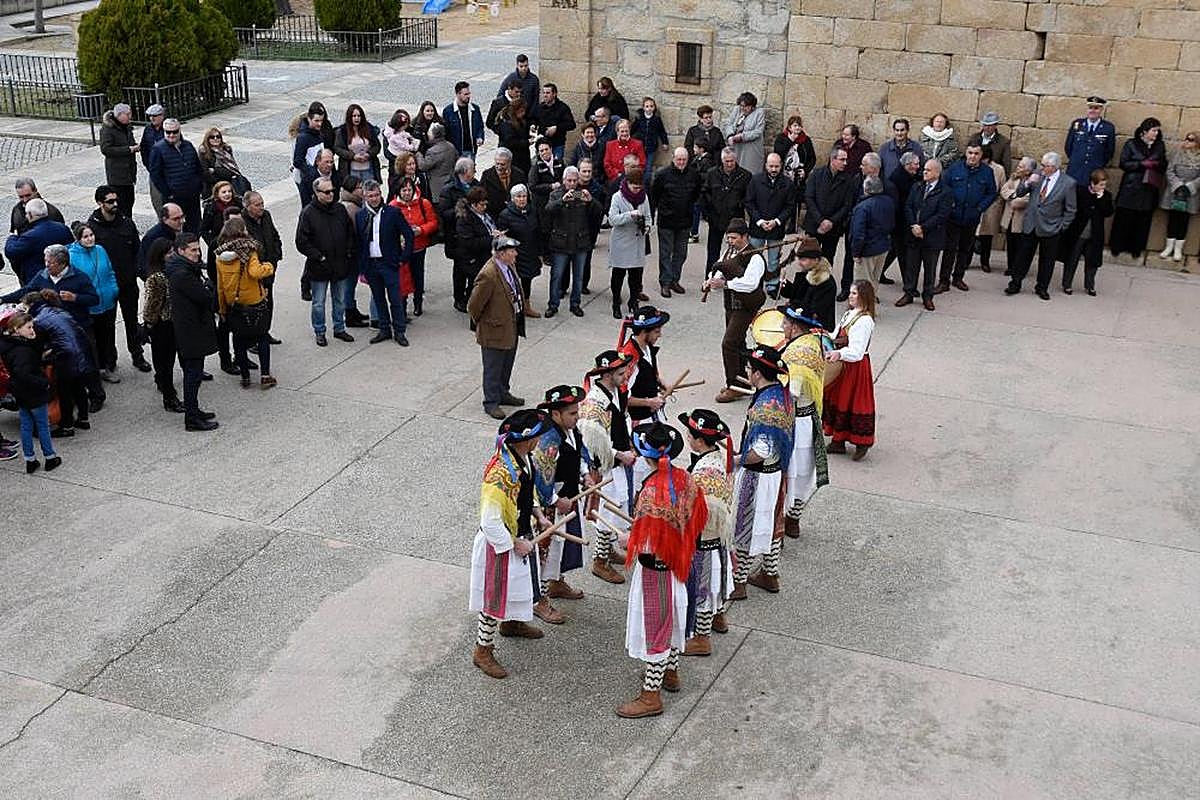 Los bailes tradicionales amenizan la jornada gastronómica.