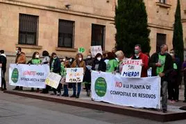 Miembros de la plataforma vecinal ‘Gajates sin mierda’ mostraron hace un año su rechazo al proyecto en la plaza de la Constitución de Salamanca.