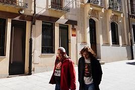 Distintivo de apartamentos turísticos en una calle del centro de Salamanca