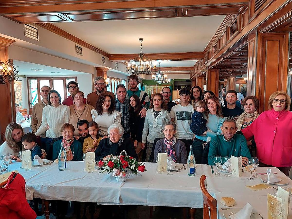 La vecina de Castellanos de Moriscos Ramona Escudero, junto a sus hijos, nietos y bisnietos celebrando sus 105 años de edad