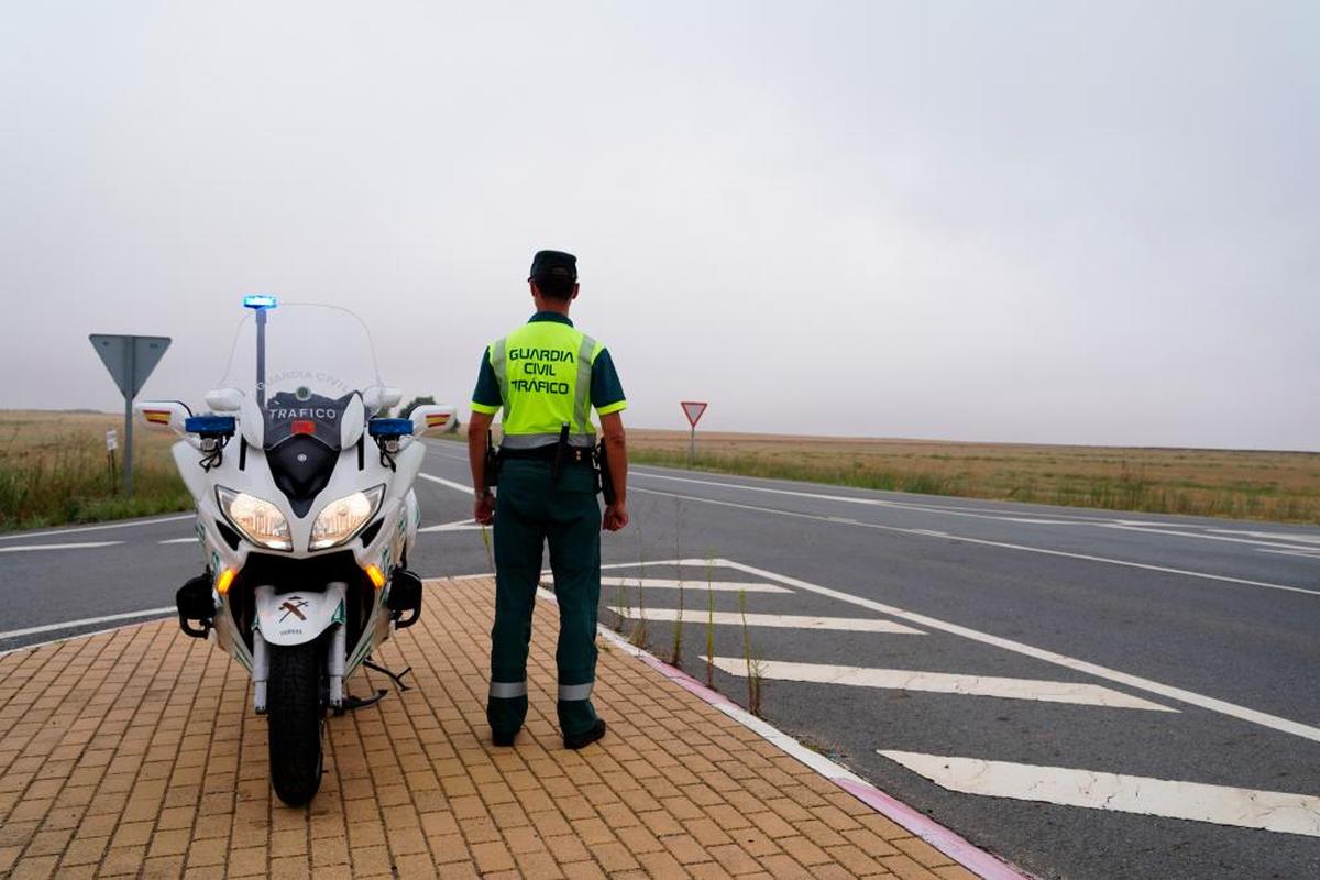 Un guardia civil de tráfico, en un control