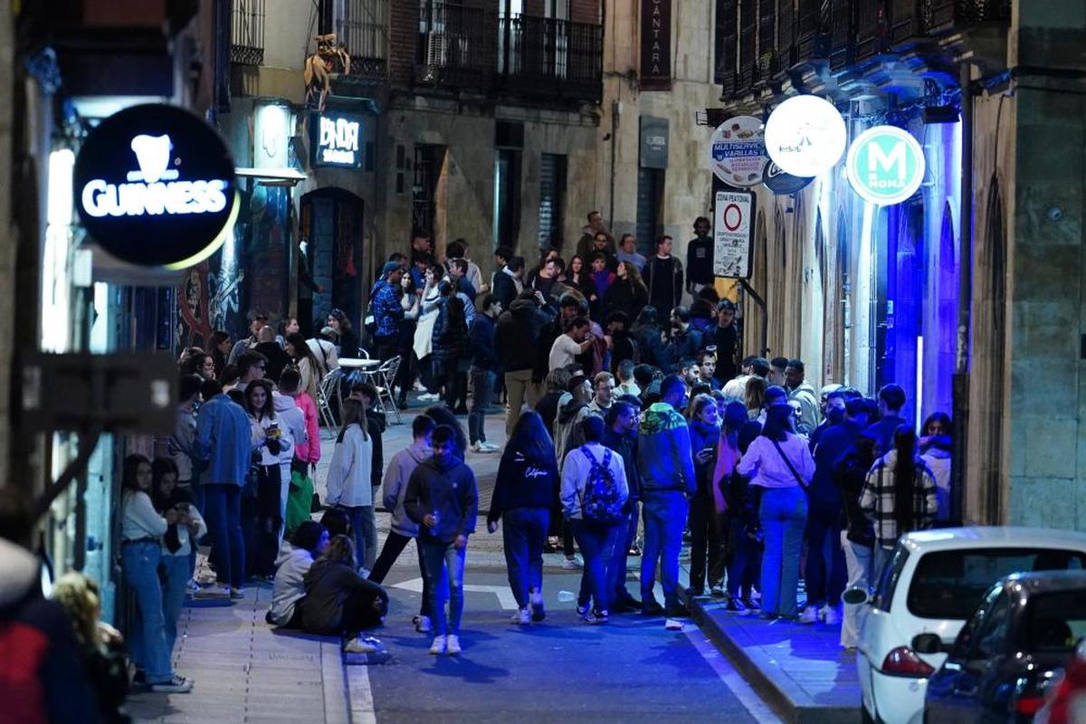 Decenas de jóvenes, de fiesta en la calle Varillas en una noche de fin de semana