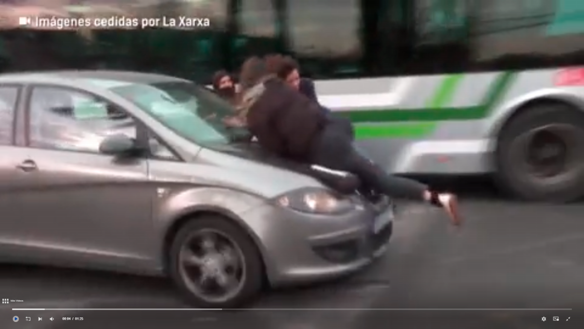 Una conductora arrolla a las manifestantes.