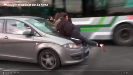 Una conductora arrolla a las manifestantes.