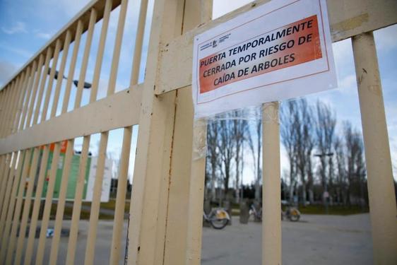 Una de las puertas de la Aldehuela, cerrada por la alerta