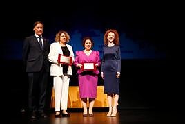 El alcalde, Carlos García Carbayo, junto a dos de la homenajeadas, Marta del Pozo y María Ángeles Hernández, y la teniente de alcalde y concejala de Familia e Igualdad de Oportunidades, Ana Suárez