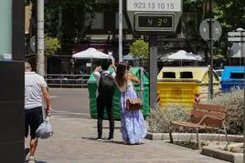 Dos personas fotografías la rotonda de la avenida Portugal.