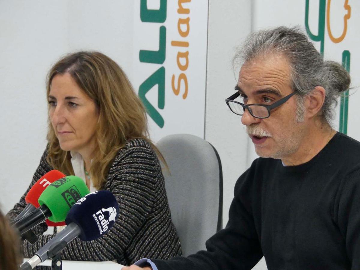 Pilar Fraile y Juan Carlos Sánchez en la sede de Alcer Salamanca. GUZÓN