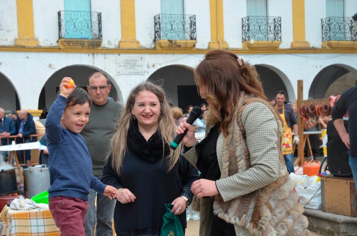 Una mano y voz inocente extrajo y cantó los números de la rifa.