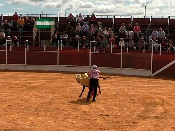 La vaquilla le dio varios topetazos a Ortega Cano