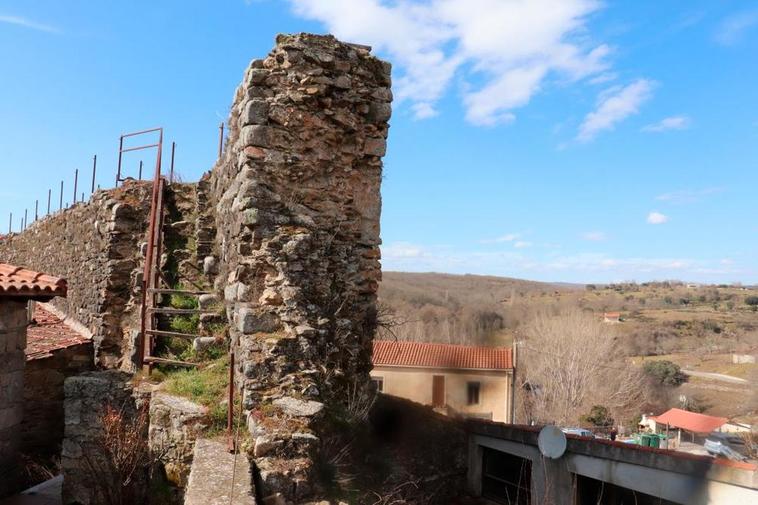 Las Cortes instan a la Junta a ejecutar la restauración de la muralla de Monleón